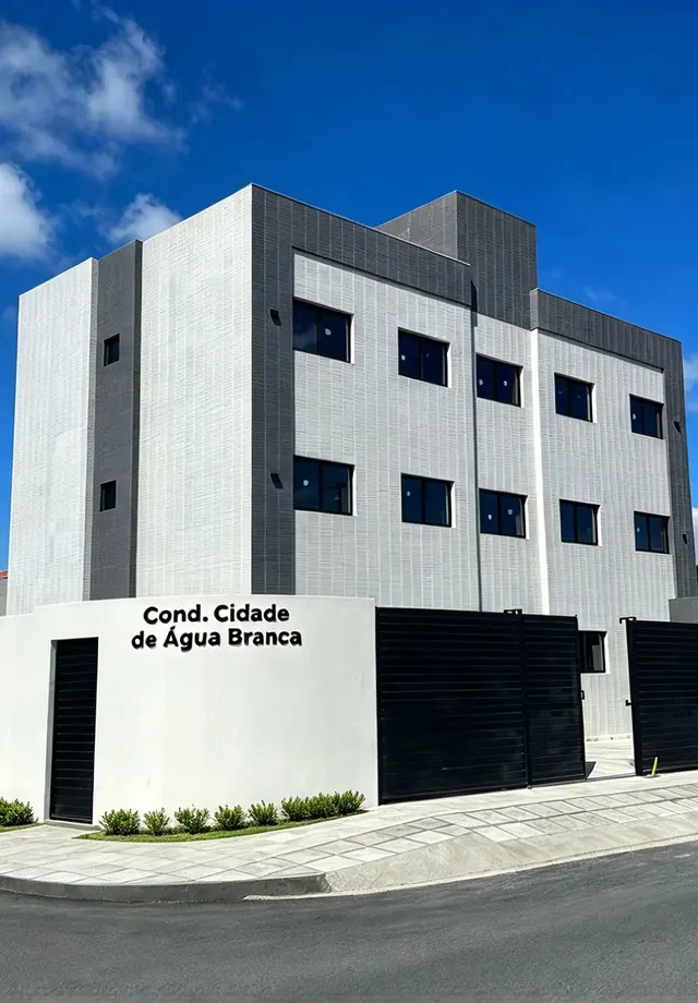 Condomínio Cidade de Água Branca: edifício residencial de três pavimentos com fachada em cinza e branco